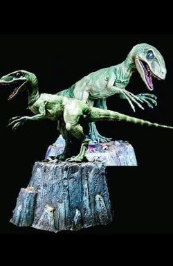 DINO300- Velociraptor on Stand