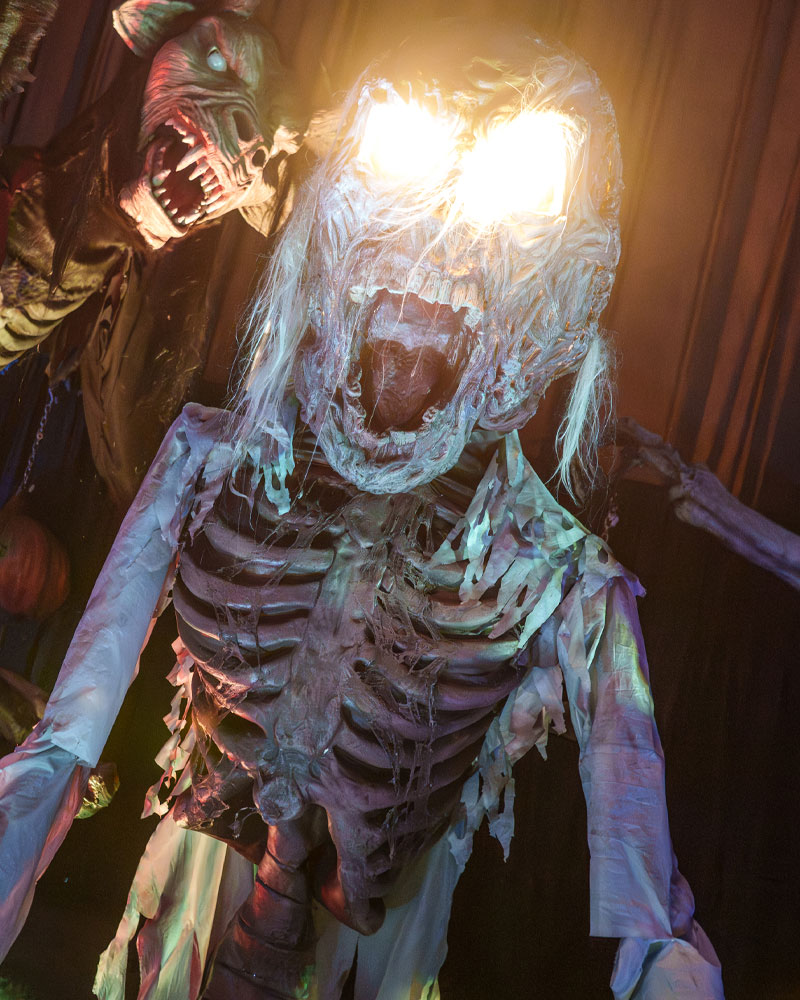 20' Upper Torso Thrasher Zombie - Image 3