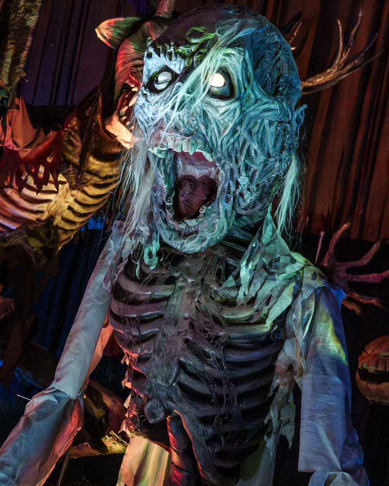 20' Upper Torso Thrasher Zombie - Image 2